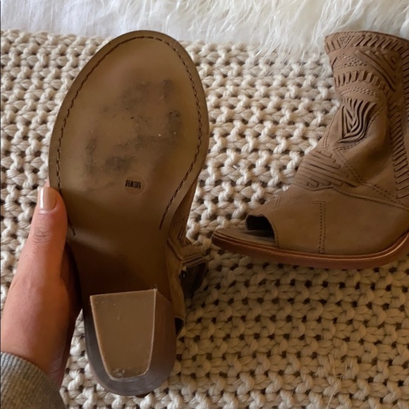 VINCE CAMUTO BOOTIES/HEELS. - Picture 2 of 3